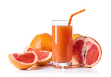 Bardak taze greyfurt suyu ve beyaz arka plan üzerinde izole kesme meyve.