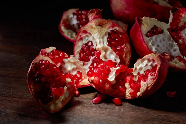 Reifer Granatapfel Auf Einem Alten Holztisch — Stockfoto