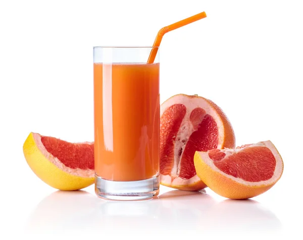 在白色背景下的新鲜葡萄柚汁和切水果的玻璃 — 图库照片