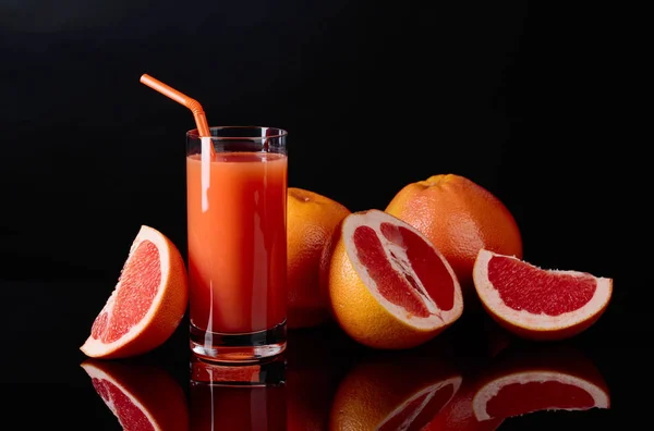 Vaso Zumo Pomelo Fresco Frutas Cortadas Sobre Fondo Negro — Foto de Stock