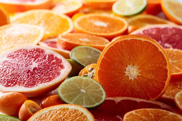 Primer Plano Los Cítricos Piezas Limón Lima Mandarina Pomelo Rosa —  Fotos de Stock