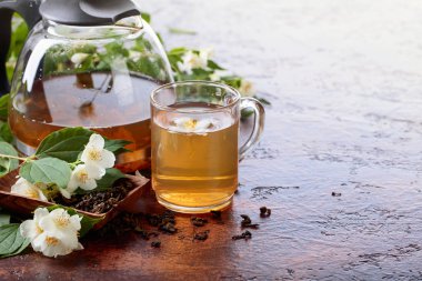 Yasemin Kupası ve çaydanlık eski bakır masada yeşil çay. Kopya alanı.