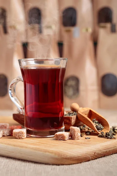 Glas Heißen Tee Holzlöffel Mit Getrockneten Teeblättern Und Braunem Zucker — Stockfoto