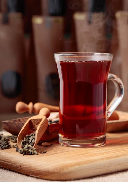 Ett Glas Varmt Träsked Med Torkade Teblad Hantverkspapper Förpackning Med — Stockfoto