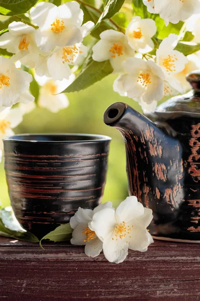 Jasmínový Čaj Malých Keramický Pohár Starý Dřevěný Stůl Zahradě — Stock fotografie