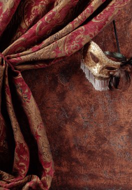 Eski maskeli balo Venedik karnaval maskesi ile tüyleri ve rhinestones kahverengi duvar bir arka plan üzerinde. Kopya alanı.