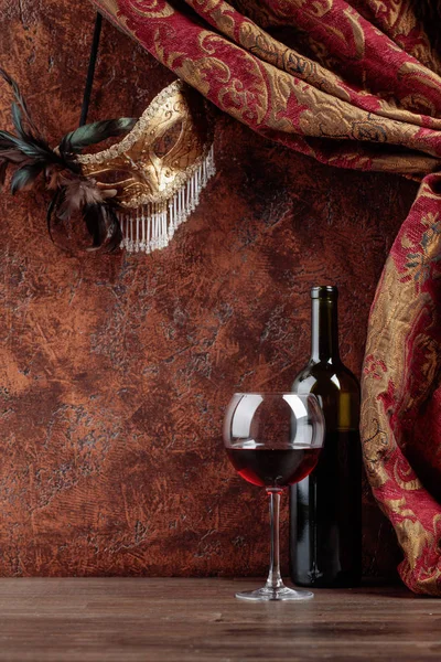 Eski Ahşap Bir Masa Üzerinde Kırmızı Şarap Eski Maskeli Balo — Stok fotoğraf