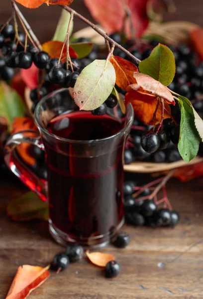 Φρέσκο Χυμό Από Ώριμα Μαύρα Chokeberry Aronia Melanocarpa Ποτήρι Και — Φωτογραφία Αρχείου