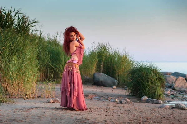 Vacker Ung Kvinna Orientalisk Dans Kostym Vid Havet Dyra Kostym — Stockfoto