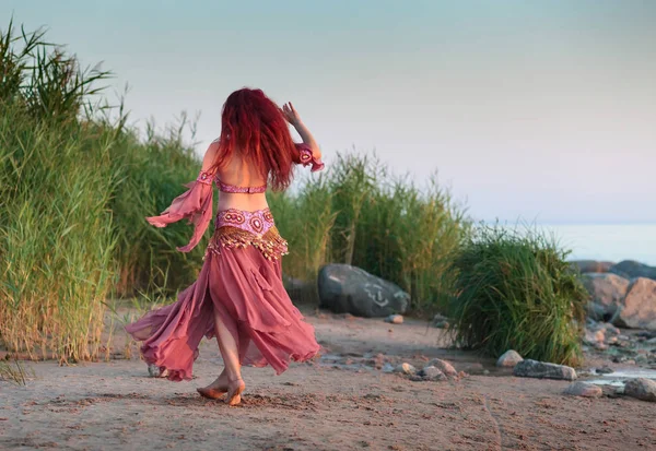 海沿いのオリエンタル ダンスの衣装の美しい若い女性 高価な衣装は ラインス トーンやビーズで飾られました 海岸で踊っている女の子 — ストック写真