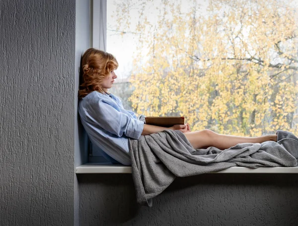 Jeune Femme Attirante Lisant Livre Devant Fenêtre Loisirs Par Une — Photo