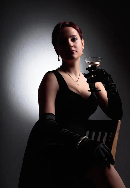 Portret Stylu Noir Piękna Kobieta Czarnej Sukience Doskonałym Włosy Makijaż — Zdjęcie stockowe