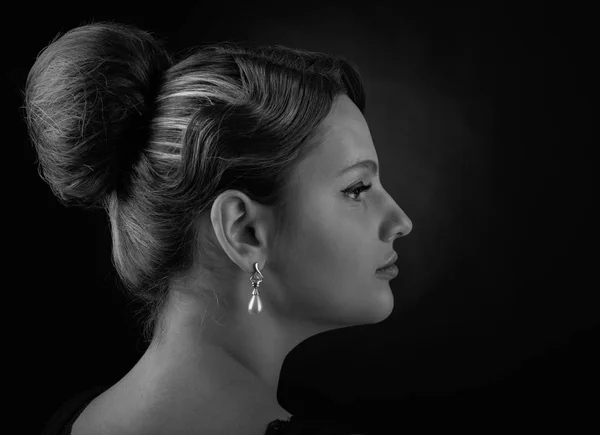 完璧な髪と黒い背景に化粧で美しい女性の肖像画 真珠のイヤリングを持つ女の子 — ストック写真