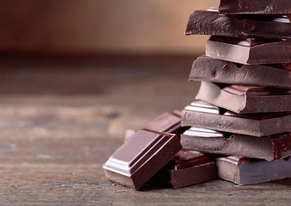 Rozbité Černé Kousky Čokolády Dřevěné Pozadí Kopírovat Prostor — Stock fotografie
