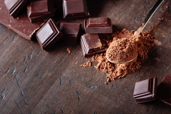 Pezzi Cioccolato Rotti Cacao Polvere Cucchiaino Fondo Legno Copia Spazio — Foto Stock