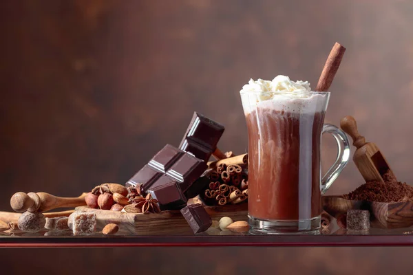 Κακάο Κρέμα Κανέλα Κομμάτια Σοκολάτας Και Διάφορα Μπαχαρικά Φόντο Καφετί — Φωτογραφία Αρχείου