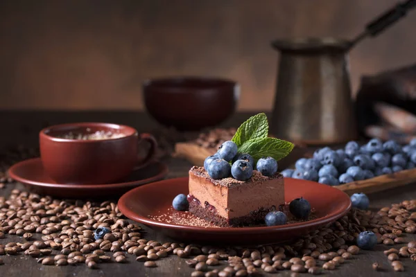 Gâteau Chocolat Aux Myrtilles Menthe Sur Une Assiette Marron — Photo