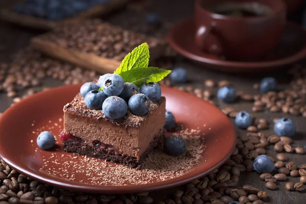 Bolo Chocolate Com Mirtilos Hortelã Prato Marrom — Fotografia de Stock