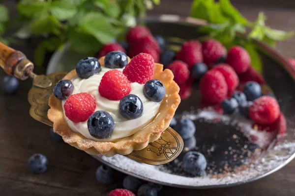 Tartas Postre Con Frambuesas Arándanos Una Mesa Madera Primer Plano — Foto de Stock