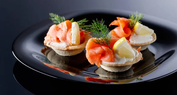 Tartaletas Con Salmón Crema Una Rodaja Limón Plato Negro —  Fotos de Stock