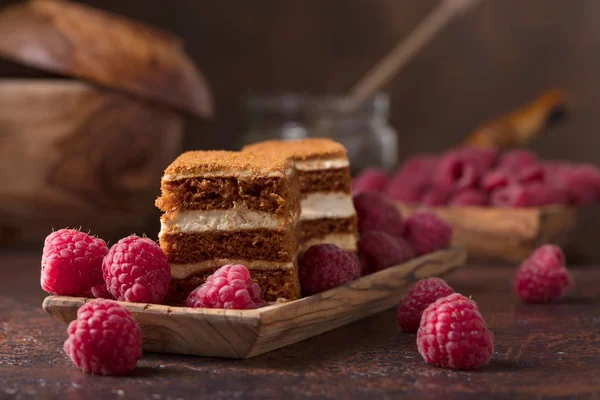 Hemmagjord Skiktad Honung Tårta Med Grädde Och Röda Hallon — Stockfoto