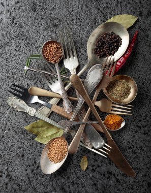 Metal masada çeşitli otlar ve baharatlar var. Üst görünüm.