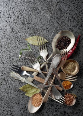 Çeşitli otlar ve baharatlar metal masa üzerinde. Üstten görünüm, kopya alanı.