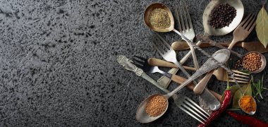 Çeşitli otlar ve baharatlar metal masa üzerinde. Üstten görünüm, kopya alanı.