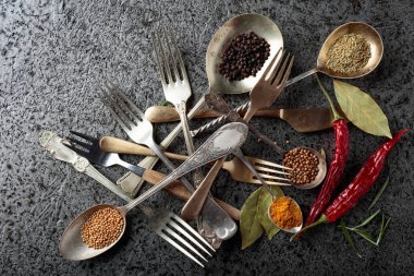 Metal masada çeşitli otlar ve baharatlar var. Üst görünüm.