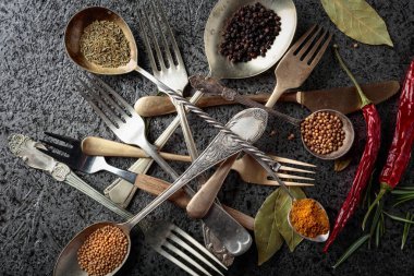 Metal masada çeşitli otlar ve baharatlar var. Üst görünüm.