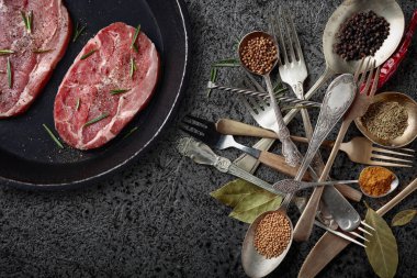 Çiğ domuz pan ve çeşitli otlar ve baharatlar. Üstten görünüm.