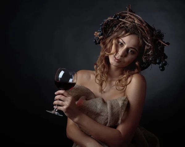 Belle Fille Avec Longs Cheveux Ondulés Maquillage Parfait Verre Vin — Photo