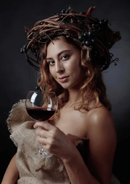 Menina Bonita Com Cabelo Ondulado Longo Maquiagem Perfeita Copo Vinho — Fotografia de Stock