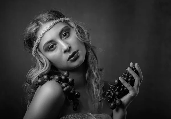 Retrato Loira Com Uvas Azuis Menina Bonita Com Cabelo Ondulado — Fotografia de Stock