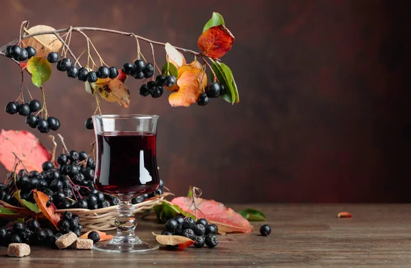 Fresh Juice Ripe Black Chokeberry Aronia Melanocarpa Glass Berries Leaves — Stock Photo, Image