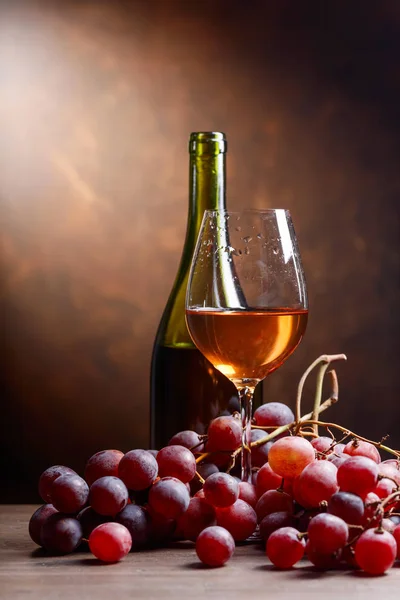 Verre Bouteille Vin Sur Une Table Bois Avec Des Raisins — Photo