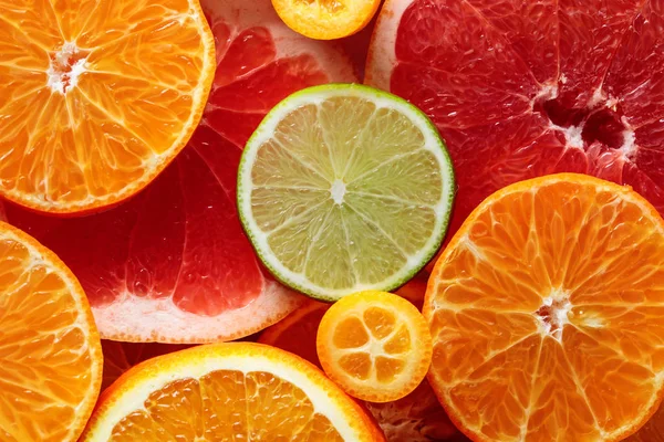 柑橘類の閉鎖 レモン ライム みかん ピンクグレープフルーツ オレンジの一片 — ストック写真