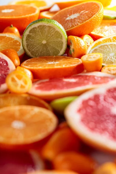 Sluiten Van Citrusvruchten Stukken Citroen Limoen Mandarijn Roze Grapefruit Sinaasappel — Stockfoto