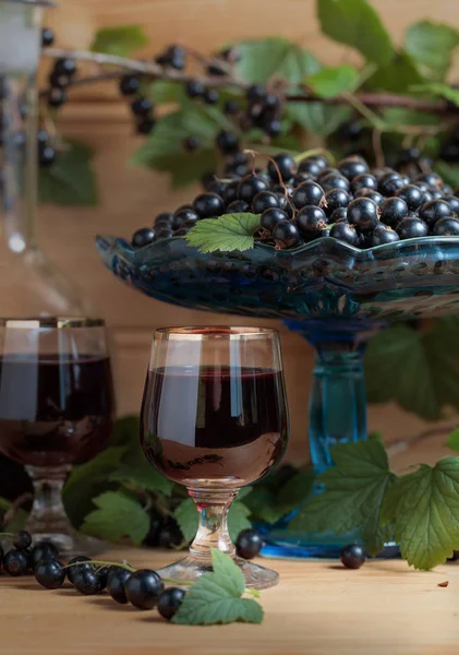 Liquore Ribes Nero Fatto Casa Bacche Fresche Ramo Fondo Legno — Foto Stock