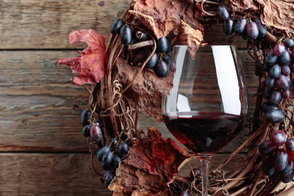 Bicchiere Vino Rosso Con Uva Foglie Vite Appassite Copia Spazio — Foto Stock