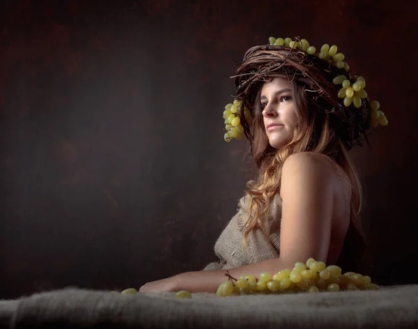 Jovem Mulher Bonita Com Uvas Grinalda Videira Com Uvas Uma — Fotografia de Stock