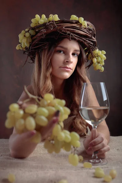 Молодая Красивая Женщина Бокалом Белого Вина Винный Венок Виноградом Голове — стоковое фото