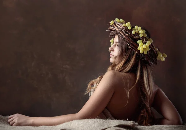 Jeune Belle Femme Avec Des Raisins Couronne Vigne Avec Des — Photo