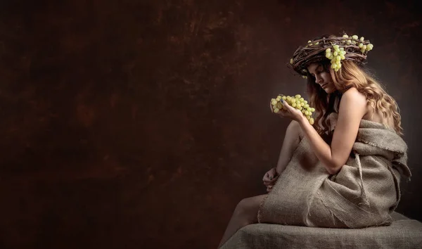 Jeune Belle Femme Avec Des Raisins Couronne Vigne Avec Des — Photo