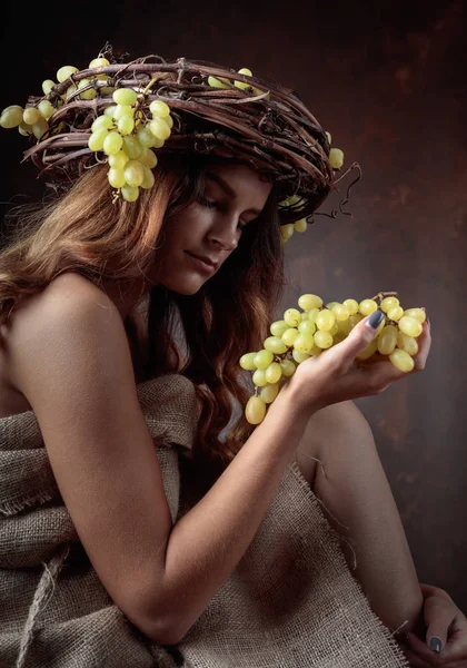 Young Beautiful Woman Grapes Vine Wreath Grapes Head Beautiful Girl — Stock Photo, Image