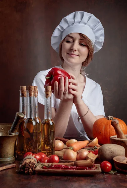 Jeune Belle Fille Uniforme Chef Avec Paprika Rouge Sur Une — Photo