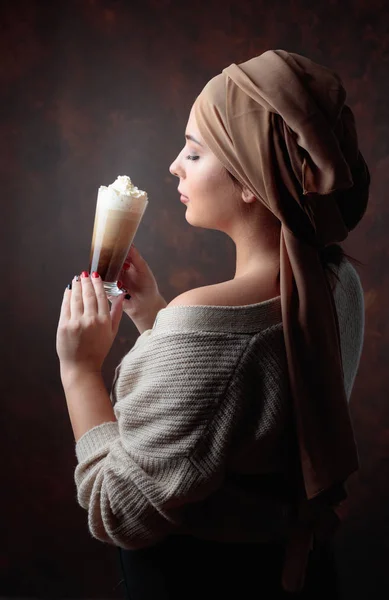 Νέοι Σέξι Όμορφη Γυναίκα Στο Καφέ Τουρμπάνι Επιβιβάζονται Κρατώντας Μια — Φωτογραφία Αρχείου
