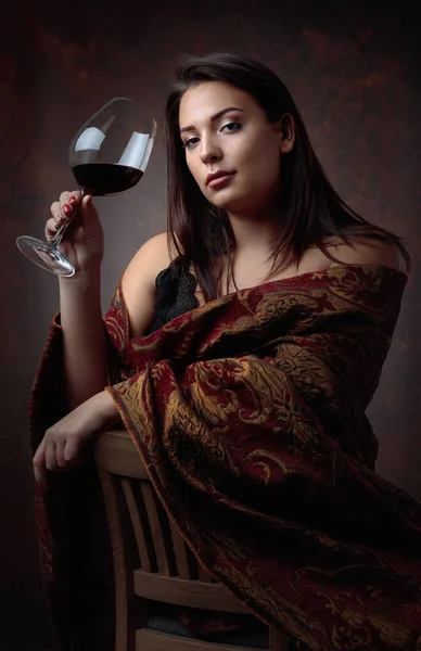 Portret Pięknej Młodej Kobiety Kieliszek Czerwonego Wina Idealny Makijaż Włosy — Zdjęcie stockowe