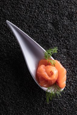 Tuzlanmış somon siyah susam arka plan üzerine dereotu ile dilim. Üstten Görünüm. Metniniz için kopya alanı.