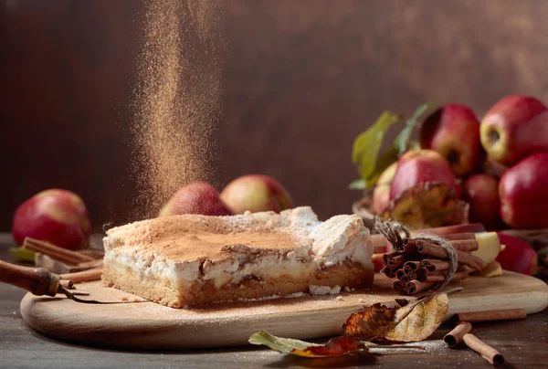 新鲜出炉的美味经典美国苹果派 苹果馅饼洒上肉桂粉 老木桌上的苹果 肉桂棒和厨房用具 — 图库照片